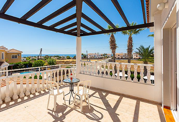 Upper terrace area with sea views . - Queens Paradise 1 . (Fotogalerie) }}