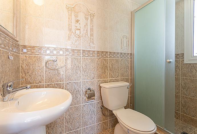 En suite bathroom with shower . - Queens Paradise 1 . (Galería de imágenes) }}