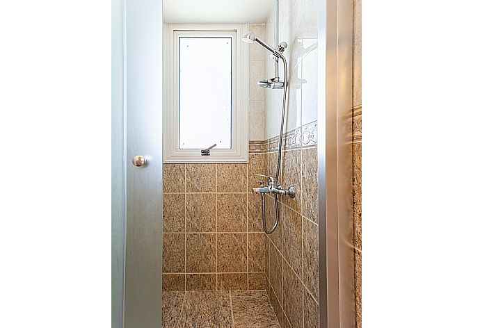 En suite bathroom with shower . - Queens Paradise 1 . (Galería de imágenes) }}