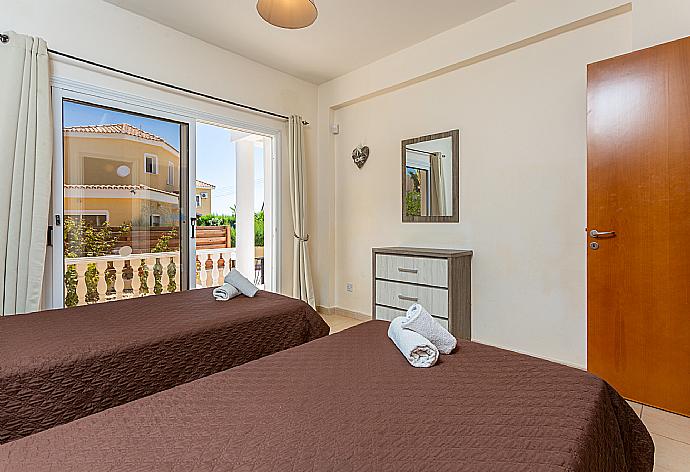 Twin bedroom with en suite bathroom and A/C . - Queens Paradise 1 . (Galería de imágenes) }}