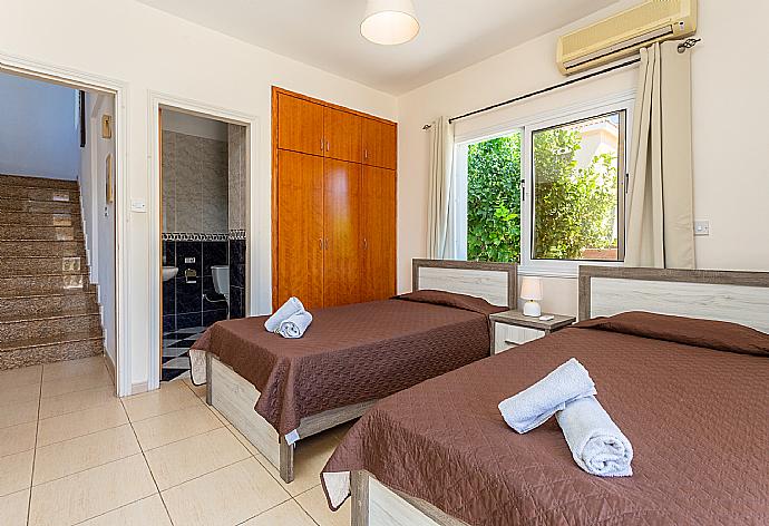 Twin bedroom with en suite bathroom and A/C . - Queens Paradise 1 . (Galería de imágenes) }}