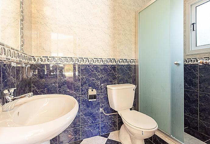 En suite bathroom with shower . - Queens Paradise 1 . (Fotogalerie) }}