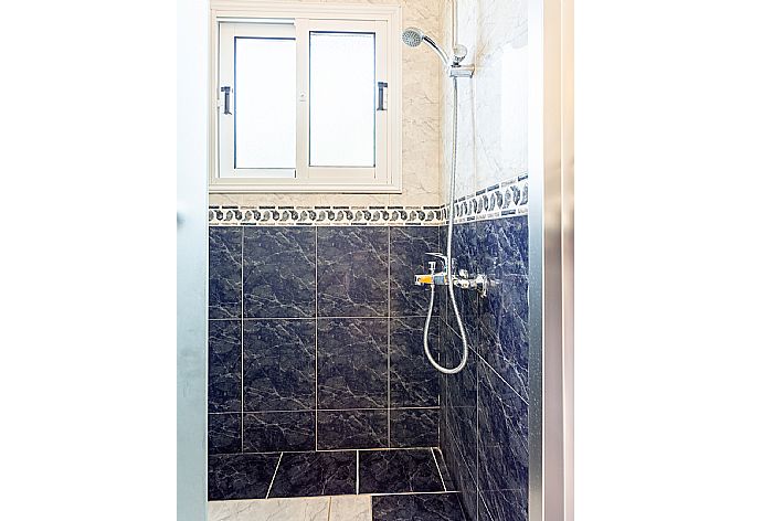 En suite bathroom with shower . - Queens Paradise 1 . (Galleria fotografica) }}