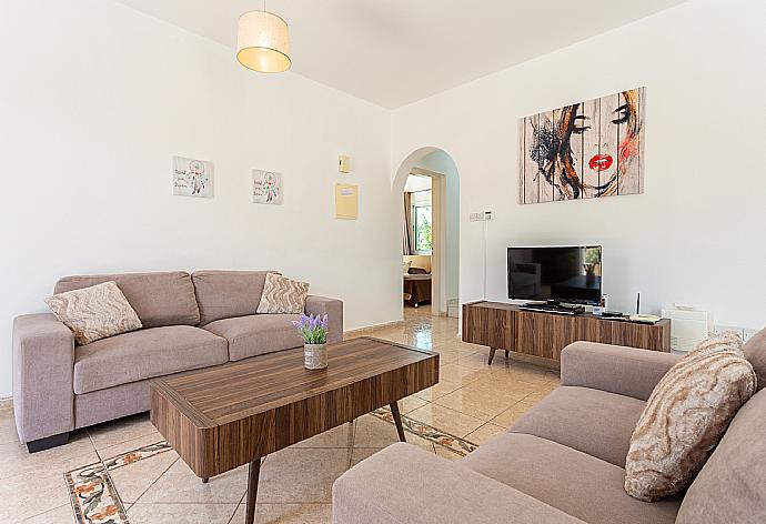 Open-plan living room with sofas, dining area, kitchen, A/C, WiFi internet, and satellite TV . - Queens Paradise 6 . (Fotogalerie) }}