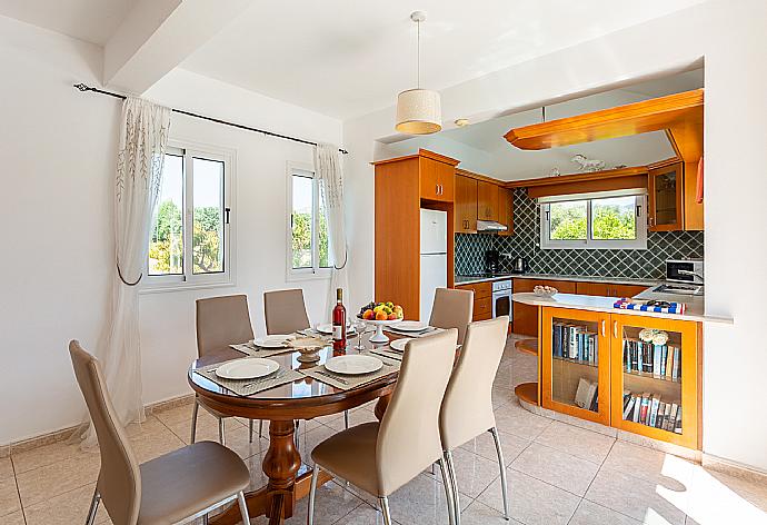 Open-plan living room with sofas, dining area, kitchen, A/C, WiFi internet, and satellite TV . - Queens Paradise 6 . (Galerie de photos) }}