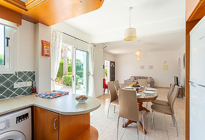 Equipped kitchen . - Queens Paradise 6 . (Photo Gallery) }}