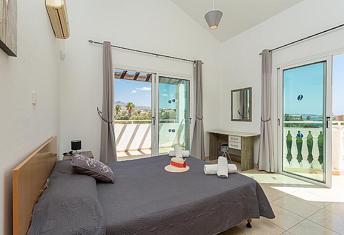 Double bedroom with en suite bathroom, A/C, and upper terrace access . - Queens Paradise 6 . (Galleria fotografica) }}