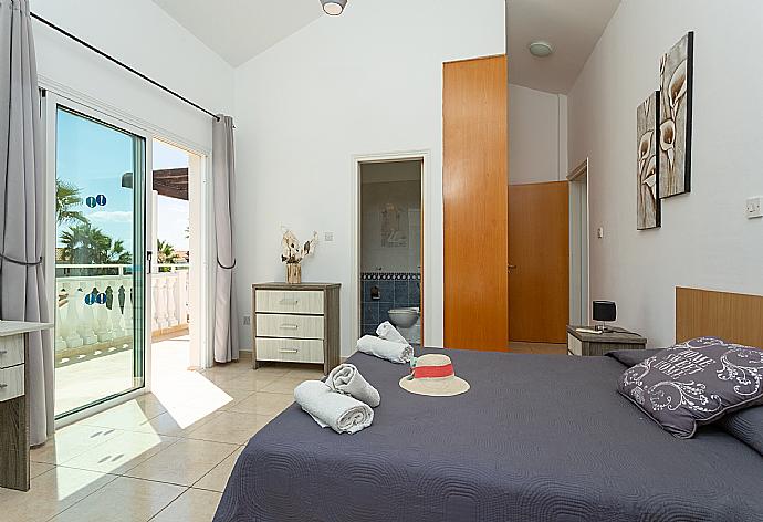 Double bedroom with en suite bathroom, A/C, and upper terrace access . - Queens Paradise 6 . (Galería de imágenes) }}