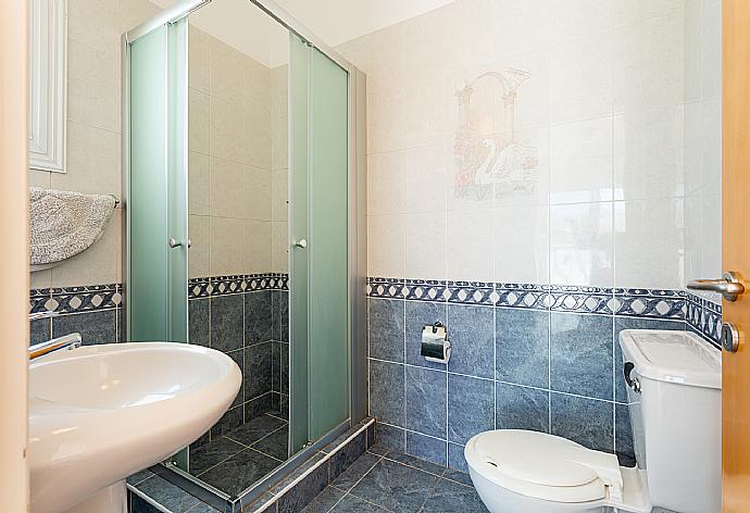 En suite bathroom with shower . - Queens Paradise 6 . (Galleria fotografica) }}