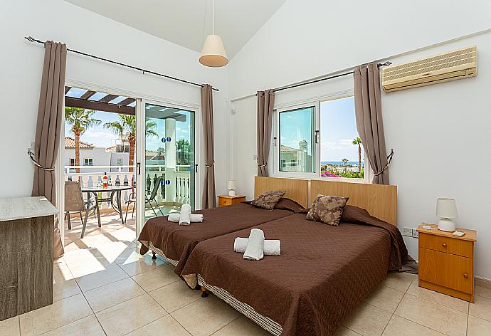 Twin bedroom with en suite bathroom, A/C, and upper terrace access . - Queens Paradise 6 . (Fotogalerie) }}