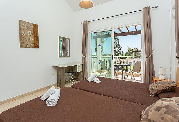 Twin bedroom with en suite bathroom, A/C, and upper terrace access . - Queens Paradise 6 . (Fotogalerie) }}