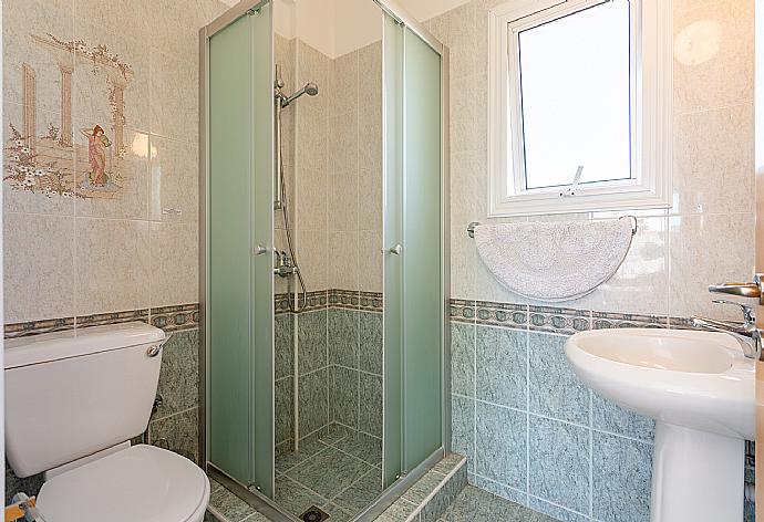 En suite bathroom with shower . - Queens Paradise 6 . (Galería de imágenes) }}