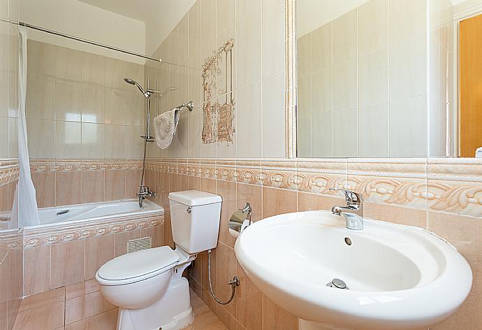 En suite bathroom with bath and shower . - Queens Paradise 6 . (Photo Gallery) }}
