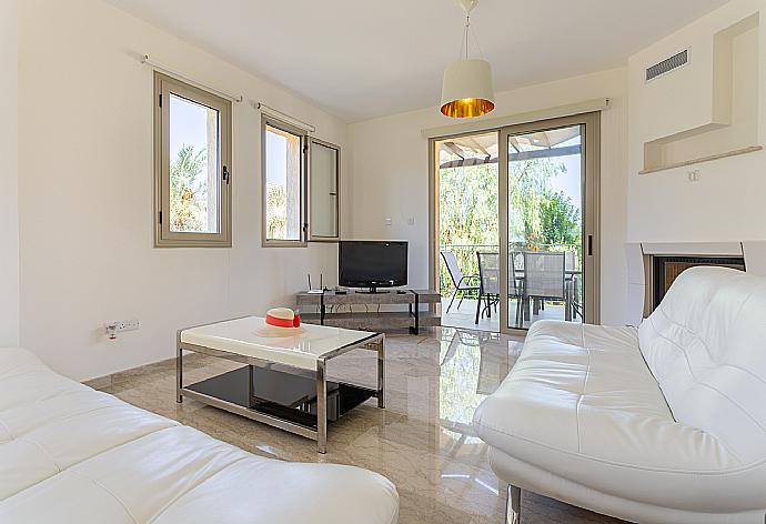 Open-plan living room with sofas, dining area, kitchen, ornamental fireplace, A/C, WiFi internet, and TV  . - Villa Izabella . (Galleria fotografica) }}