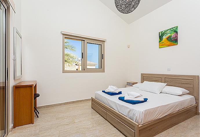 Double bedroom with en suite bathroom, A/C, and upper terrace access . - Villa Izabella . (Galería de imágenes) }}