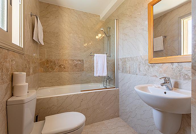 En suite bathroom with bath and shower . - Villa Izabella . (Fotogalerie) }}