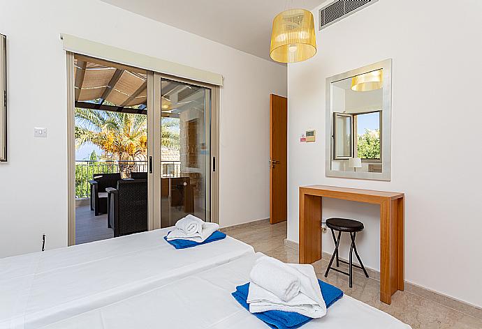 Twin bedroom with en suite bathroom, A/C, and upper terrace access . - Villa Izabella . (Galerie de photos) }}