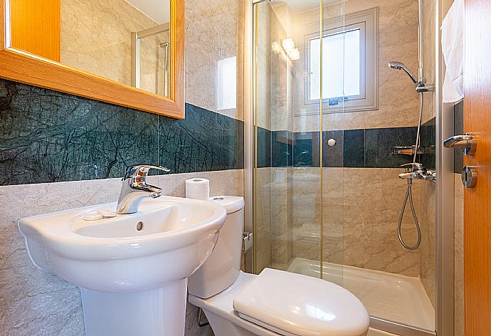 En suite bathroom with shower . - Villa Izabella . (Fotogalerie) }}