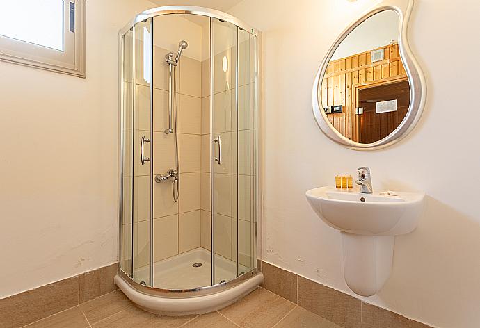 Family bathroom with shower and sauna . - Villa Izabella . (Fotogalerie) }}