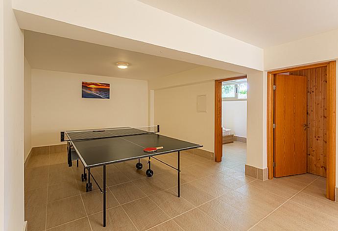 Games room with table tennis . - Villa Izabella . (Fotogalerie) }}