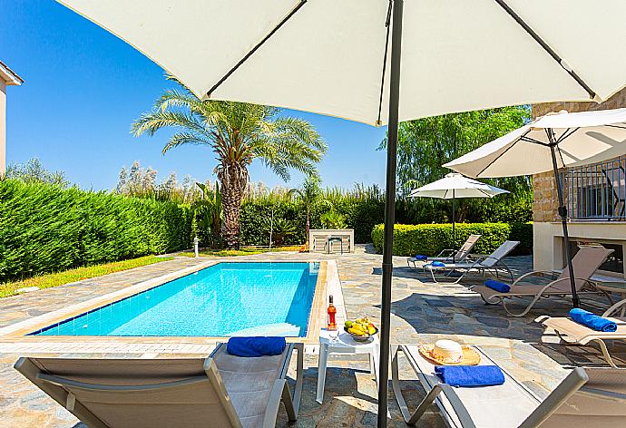 Private pool and terrace . - Villa Diana . (Fotogalerie) }}