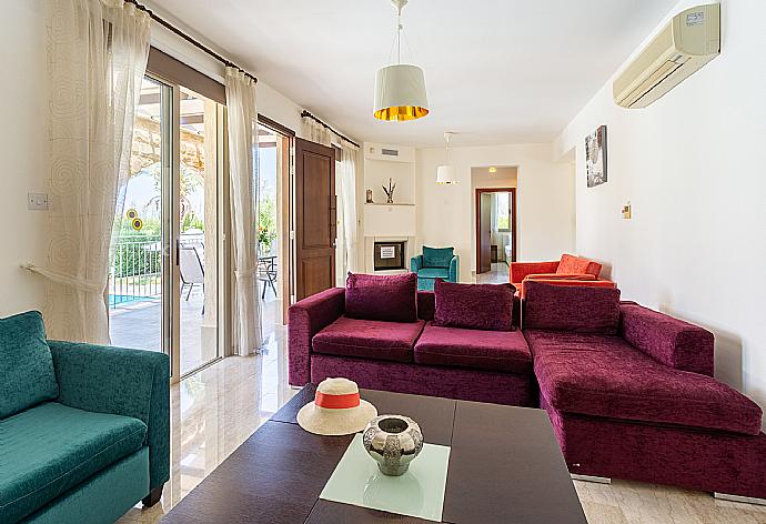 Living room with sofas, ornamental fireplace, A/C, WiFi internet, and TV . - Villa Diana . (Galería de imágenes) }}