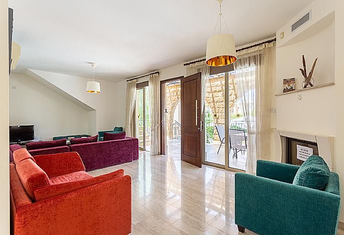 Living room with sofas, ornamental fireplace, A/C, WiFi internet, and TV . - Villa Diana . (Galería de imágenes) }}