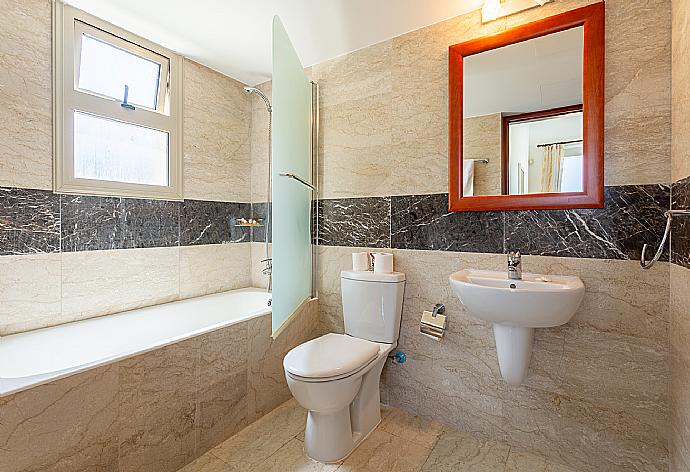 En suite bathroom with bath and shower . - Villa Diana . (Galería de imágenes) }}