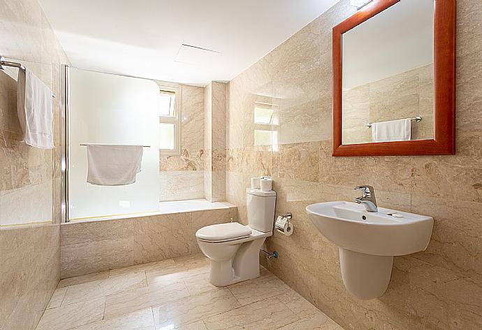 Family bathroom with bath and shower . - Villa Diana . (Fotogalerie) }}