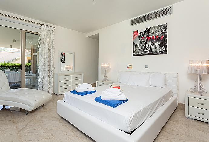 Double bedroom with en suite bathroom, A/C, and sea views . - Villa Galene . (Photo Gallery) }}