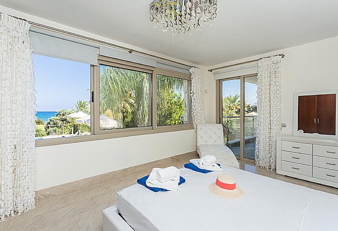 Double bedroom with en suite bathroom, A/C, and sea views . - Villa Galene . (Photo Gallery) }}