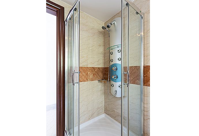 En suite bathroom with shower and spa bath . - Villa Galene . (Photo Gallery) }}