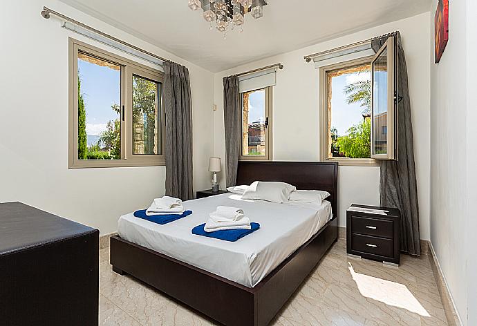 Double bedroom with en suite bathroom and A/C . - Villa Galene . (Photo Gallery) }}