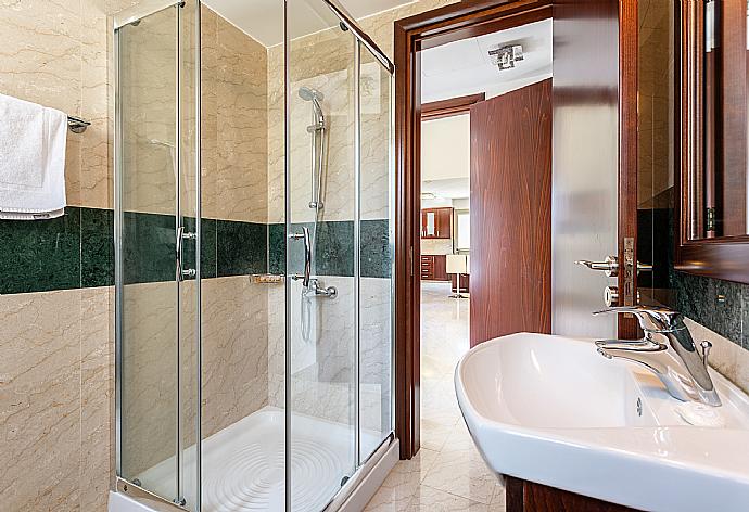 En suite bathroom with shower . - Villa Galene . (Photo Gallery) }}