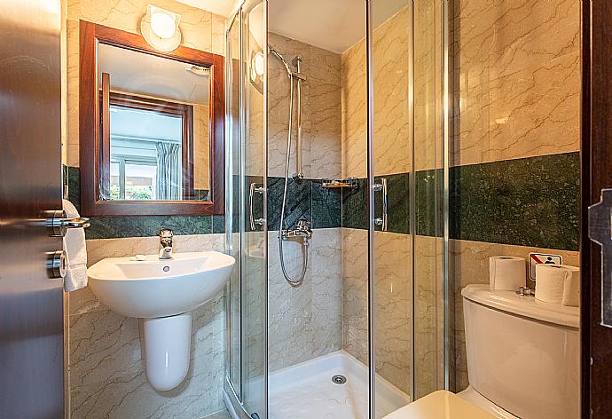En suite bathroom with shower . - Villa Galene . (Photo Gallery) }}
