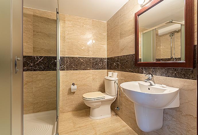 Family bathroom with shower . - Villa Galene . (Photo Gallery) }}