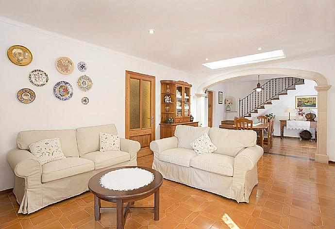 Living room with sofas, dining area, ornamental fireplace, A/C, WiFi internet, and satellite TV . - Villa Cielo . (Galerie de photos) }}