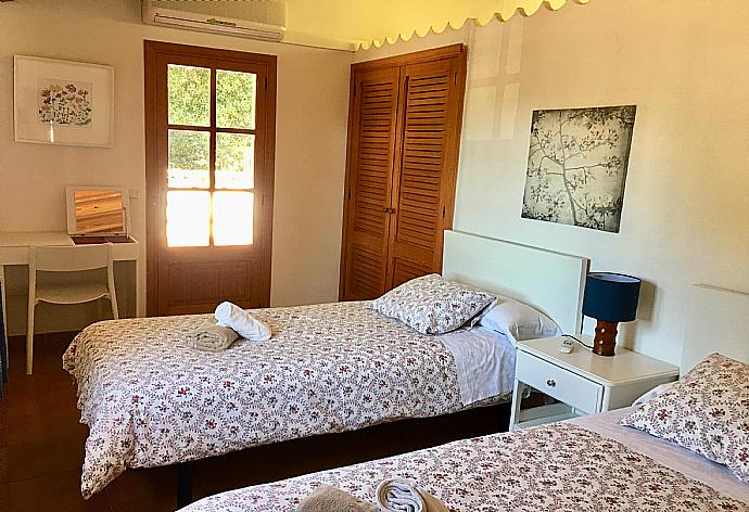 Twin bedroom with A/C . - Villa Cielo . (Photo Gallery) }}