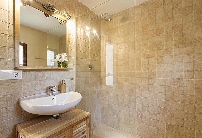 Bathroom with shower . - Villa Cielo . (Photo Gallery) }}