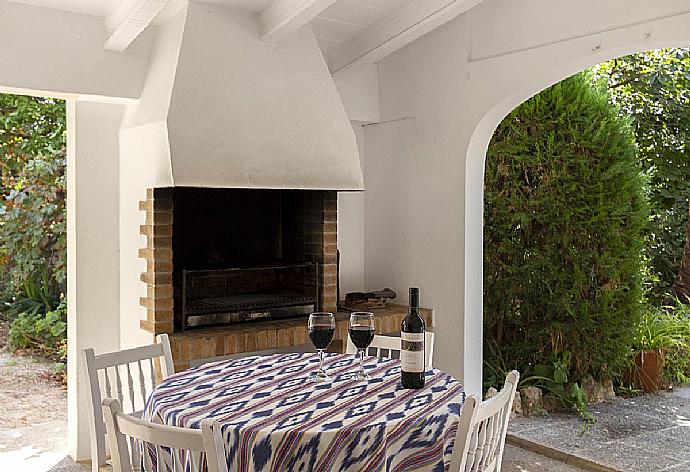 Sheltered terrace area with BBQ . - Villa Cielo . (Photo Gallery) }}