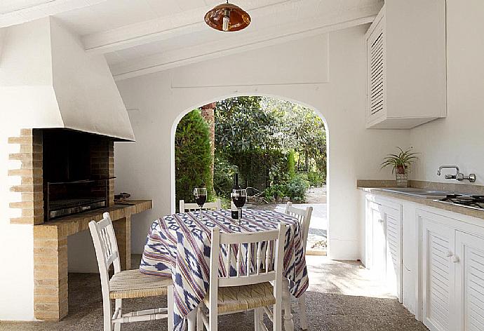 Sheltered terrace area . - Villa Cielo . (Photo Gallery) }}