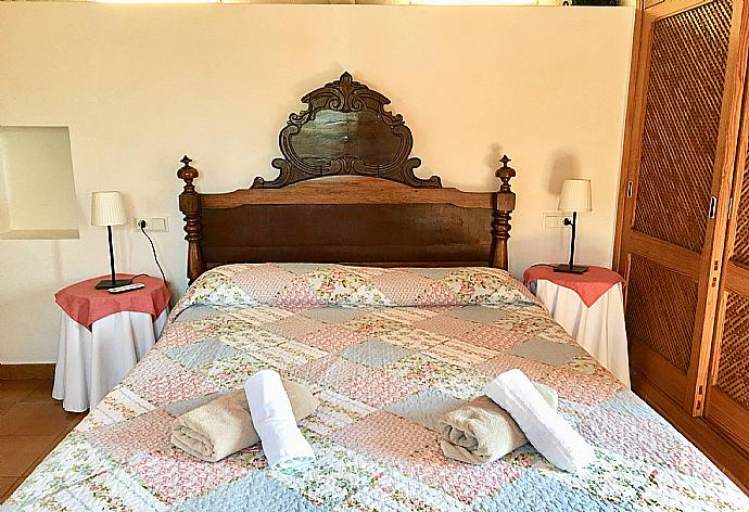 Double bedroom with A/C . - Villa Cielo . (Galería de imágenes) }}