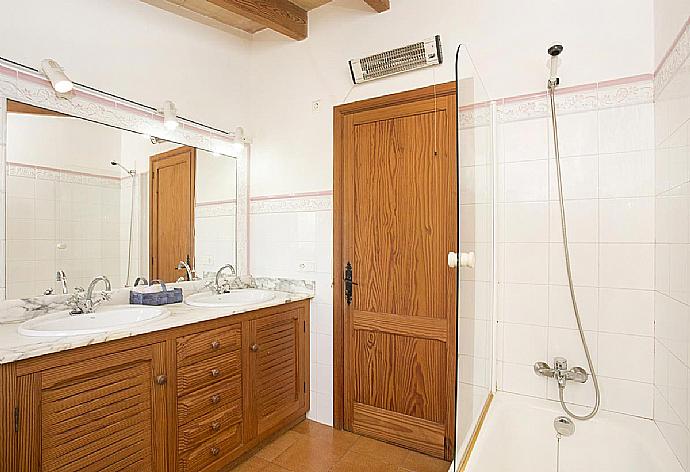 Family bathroom with bath and shower . - Villa Cielo . (Photo Gallery) }}