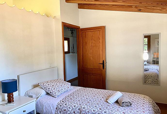 Twin bedroom with A/C . - Villa Cielo . (Photo Gallery) }}