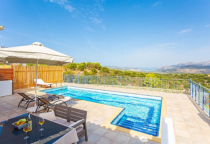 Private pool, terrace, and garden with panoramic countryside views . - Villa Europe Ena . (Galleria fotografica) }}