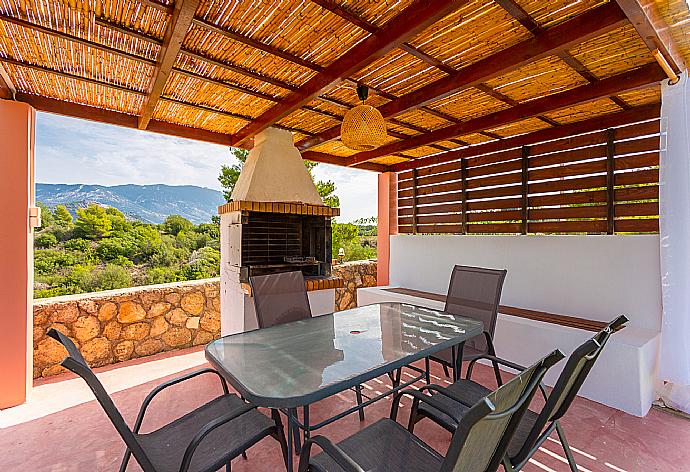 Sheltered terrace area with BBQ . - Villa Europe Ena . (Galerie de photos) }}