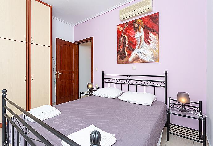 Double bedroom with A/C and terrace access . - Villa Europe Ena . (Галерея фотографий) }}