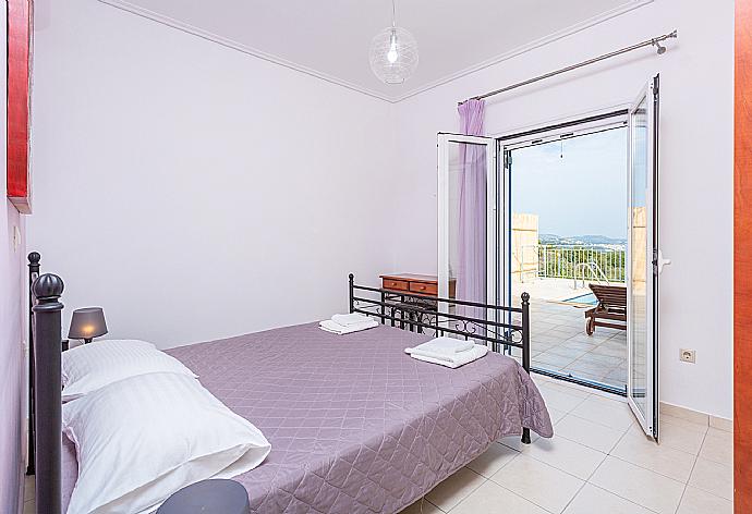 Double bedroom with A/C and terrace access . - Villa Europe Ena . (Galerie de photos) }}