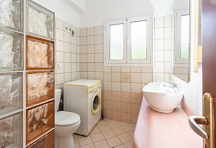 Family bathroom with shower . - Villa Europe Ena . (Галерея фотографий) }}