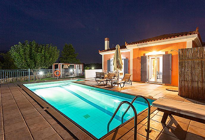 Night view . - Villa Europe Ena . (Photo Gallery) }}